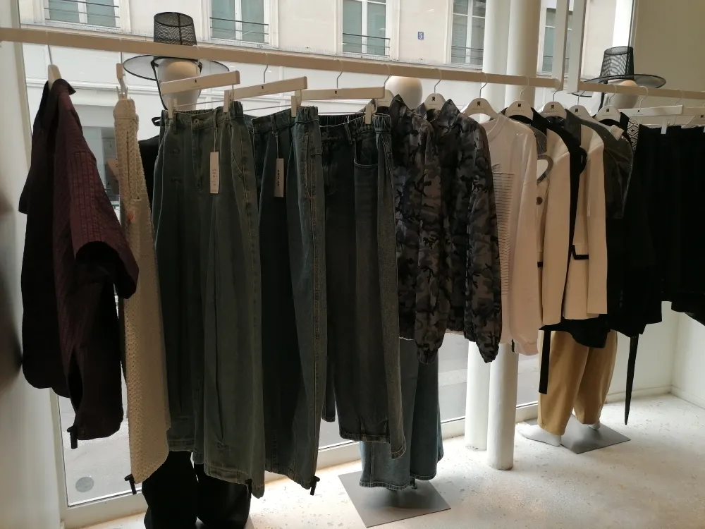 vêtements de mode de designers coréens dans boutique de mode coréenne