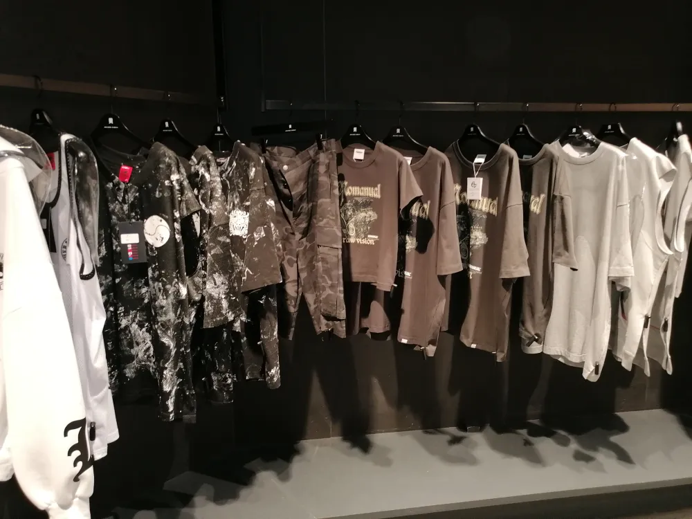vêtements de mode de designers coréens dans boutique de mode coréenne