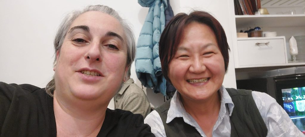 Anne de l'assocation han blossom avec une intervenante atelier